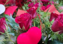 Bukiet róż na walentynki z sercem. Tulipany czy róże. Odpowiedź jest - tulipany