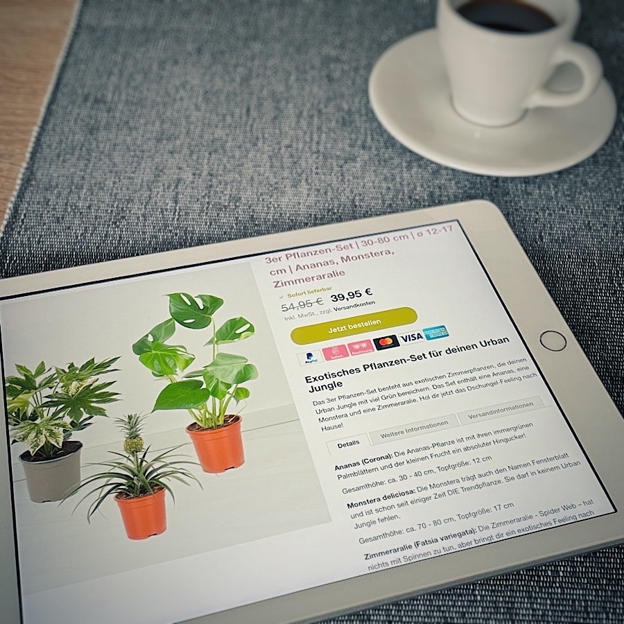 Sprzedaż roślin poprzez sklep internetowy na urządzeniu mobilnym. Tablet leżący na stole