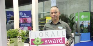 Karel Brosens z nagrodą za nagrodzoną złotym medalem różę Green Summer® na targach Florall w Belgii